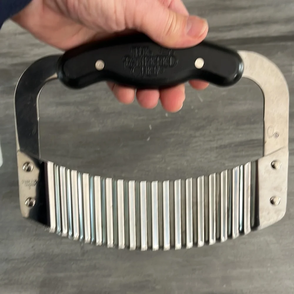 The Pampered Chef Crinkle Cutter with Curved Blade and Protective Cover